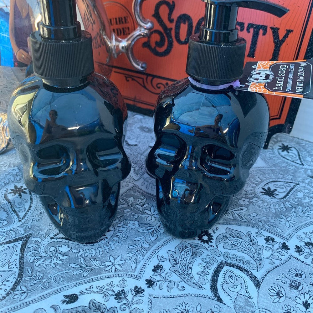 Set of two Skull scented hand soap bottles - Picture 3 of 8